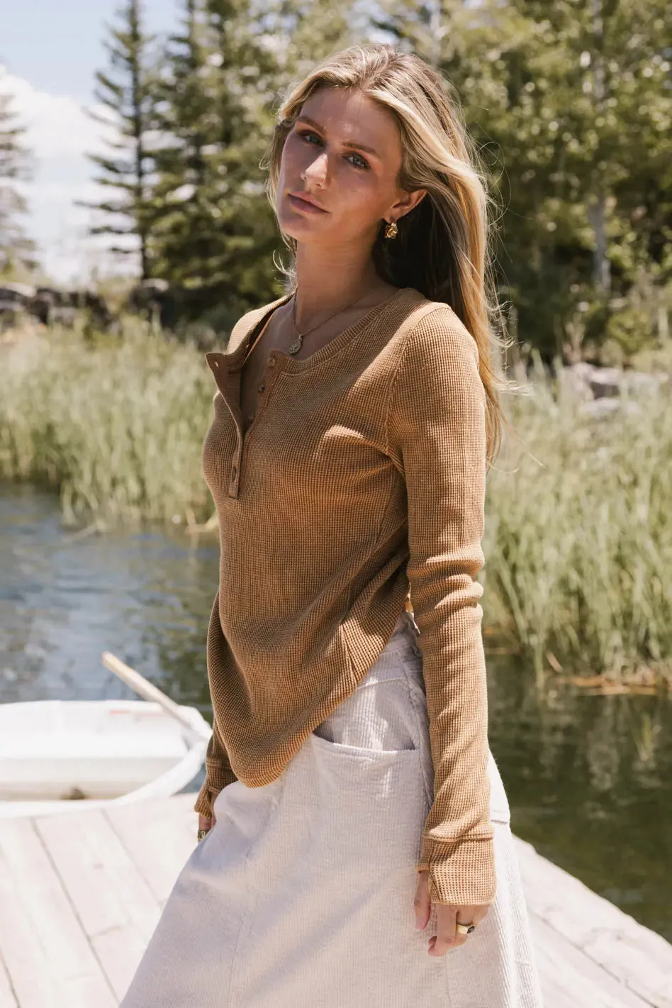 Conrad Fitted Waffle Tee in Camel